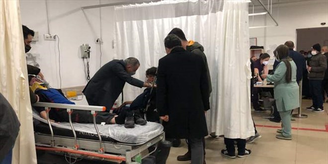 Okul merdiveninde ��renciler birbirlerinin �zerine d��t�: 7 ��renci yaral�