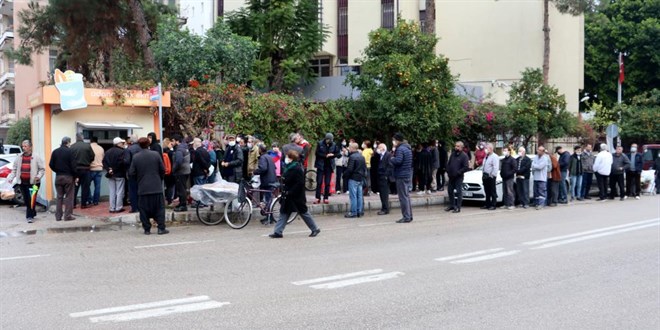 Adana'da 1 liral�k ekmek kuyru�u