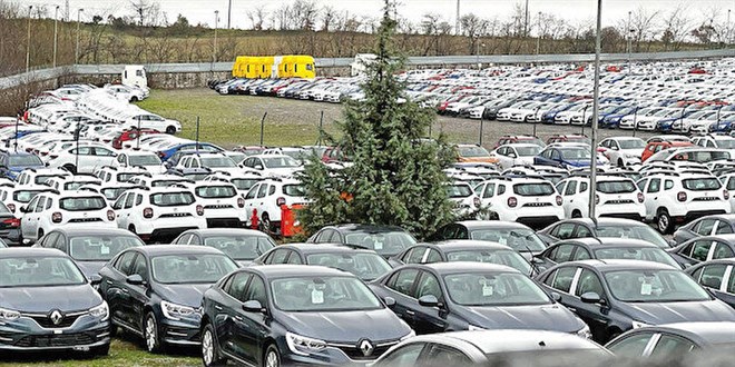 Bayide olması gereken sıfır otomobilleri boş tarlada istiflediler