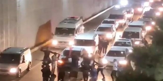 Yolu trafiğe kapatıp göbek attılar