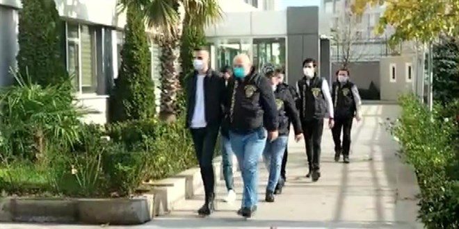 Restoranda polislere çatallı saldırı teşebbüsü kamerada
