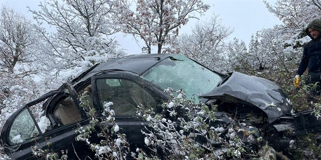 Otomobiliyle uçuruma yuvarlanan okul müdürü yaralandı