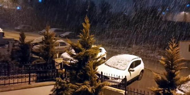 Ankara'da beklenen kar yağmaya başladı