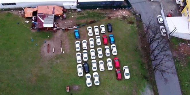 Boş arazide dikkat çeken görüntü: Park edilmiş 30 sıfır otomobil
