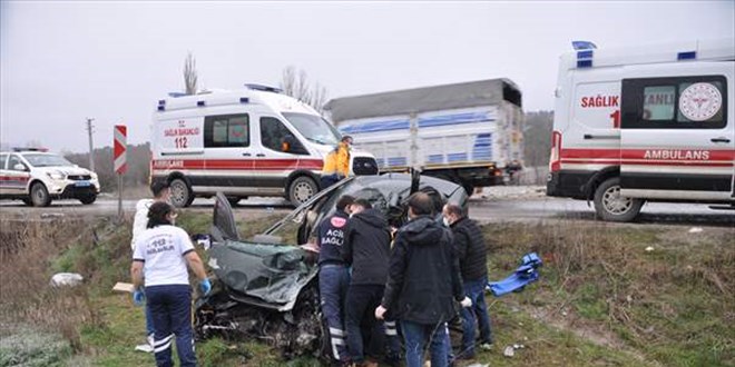 Servis midib�s� ile otomobil �arp��t�: 1 ki�i �ld�, 8 ki�i yaraland�