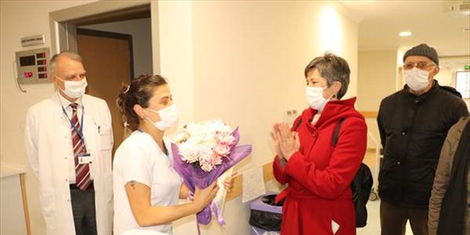 Hakarete u�rayan hem�ire, sokak hayvanlar�na ba��� kar��l���nda uzla�t�