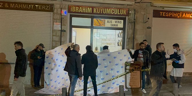 Kar maskeli iki soyguncu kuyumcuyu öldürüp, kaçtı