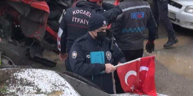 Polisin Türk bayrağı hassasiyeti: Bayrakları bir an olsun bırakmadı