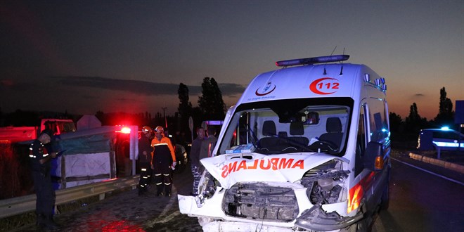 Ambulansında karıştığı zincirleme kazada 3 kişi öldü, 4 yaralı