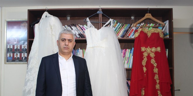 Mahalle muhtarı, muhtarlığı gelinliklerle donattı