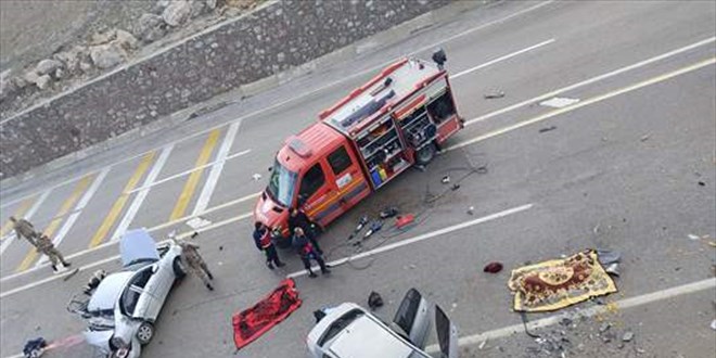Van'da iki otomobilin çarpışması sonucu 2 kişi öldü, 4 kişi yaralandı