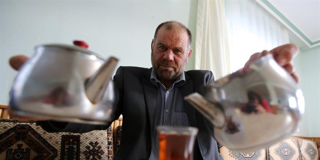 Bir oturuşta 100 bardak çay içiyor