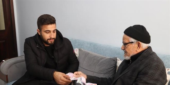 Siirt'te 90 yaşındaki dede bulduğu parayı sahibine teslim etti