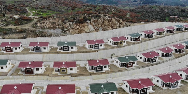 Depremzedeler, tatil köyünü andıran konutlarını teslim aldı