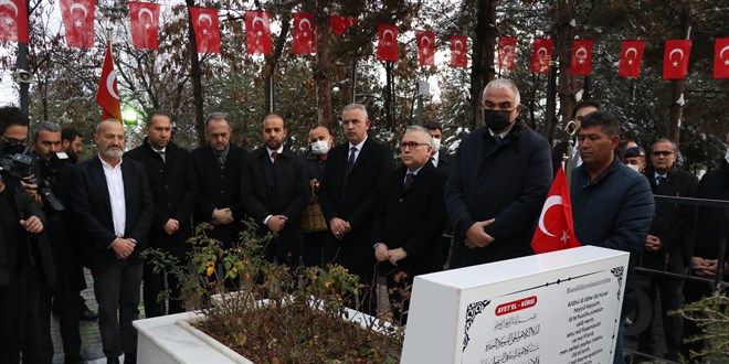 Bakan Ersoy, şehit Ömer Halisdemir'in kabrini ziyaret etti