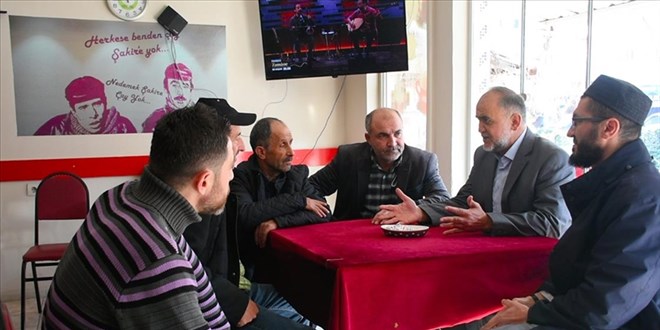 Camide imam ve müezzin, çarşıda esnafın 'arkadaşı' oldular