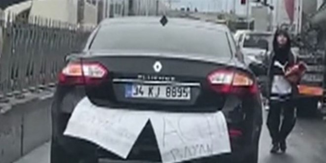 'Çok acemiyim' yazısıyla İstanbul Caddelerinde dolaşıyordu, kaza yaptı