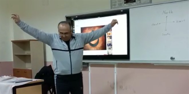 Öğrencilerini kırmadı, sınıfta harmandalı oynadı