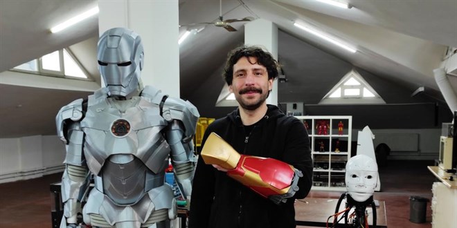 Yerli Iron Man: Derisinin altına yerleştirdiği çip sayesinde ateş edebiliyor
