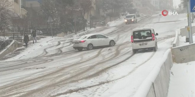 Başkent'te kar sürücülere zor anlar yaşattı