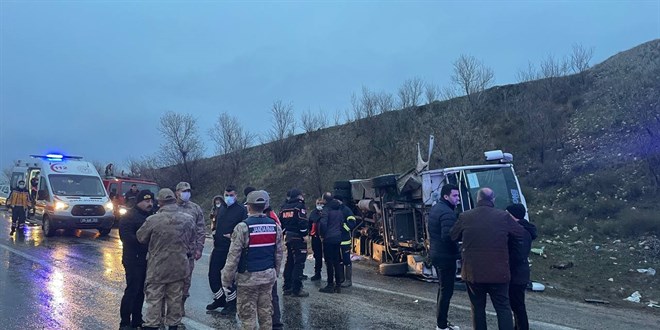 Amasya'da tur otob�s�n�n devrilmesi sonucu 27 ki�i yaraland�