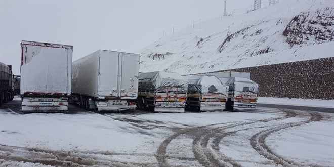 Bingöl-Erzurum kara yolu tipi nedeniyle ulaşıma kapandı