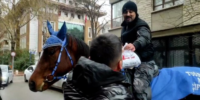 Küresel ısınmaya dikkat çekmek için atla sipariş dağıttı