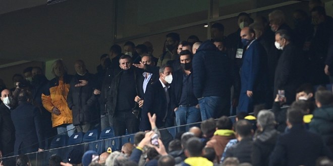 Kadıköy'de Ali Koç istifa tezahüratı!