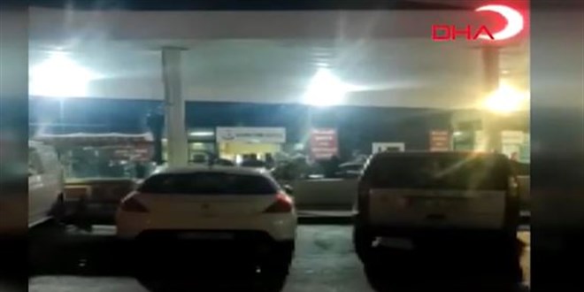 �ki aile aras�ndaki kavgada bir kad�n hastane �n�nde silahla vuruldu!