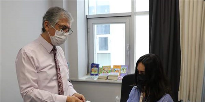 Manisa'da bir doktor, gz tedavisine gelen hastalarna kitap hediye ediyor