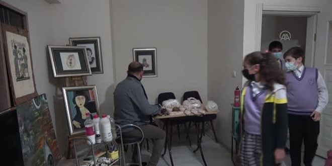 Öğretmen çift, atölyeye dönüştürdükleri evlerinde geleceğin sanatçılarını yetiştiriyor