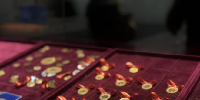 Alt�n fiyatlar� d��t�, vatanda� almak i�in kuyumculara ak�n etti