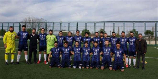 Kırmızı kart gören futbolcu, tabancayla rakip takımın soyunma odasını bastı