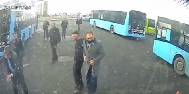 Halk otob�s� �of�r�yle tart��an �ah�s, taksiyle dura�a giderek �of�r� b��aklad�