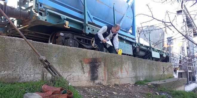 Rayda y�r�rken y�k treni �arpt�; 2 makinist g�zalt�nda