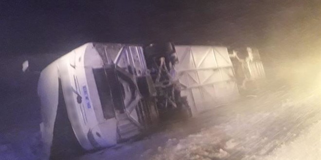 Tatvan'da tipi ve fırtına nedeniyle iki otobüs devrildi: 35 yaralı