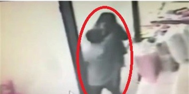 Güpegündüz yolda yürüyen kadının burnunu kıran zanlı tutuklandı