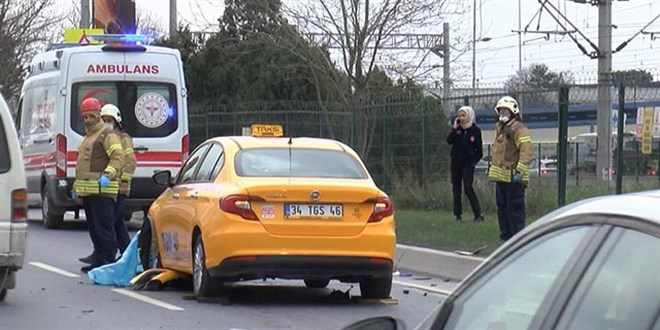 Motosikletten düşen sürücü taksinin altında kalarak öldü