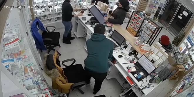 Ankara'da eczane �al��anlar�na sald�r� kamerada