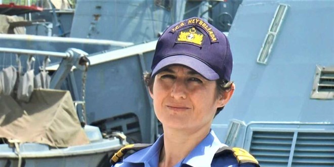 Trk sava gemisinin kadn subay