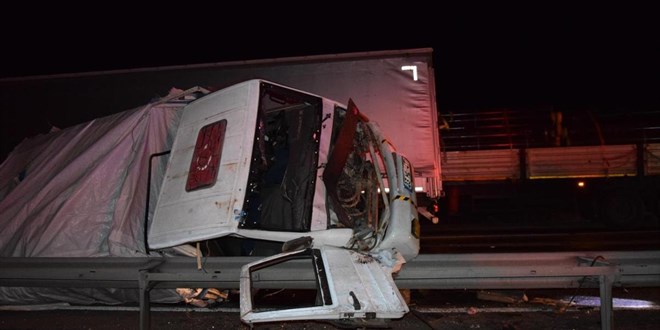 Ankara-Konya kara yolunda kamyonet, TIR'a çarptı: Anne ve kızı öldü