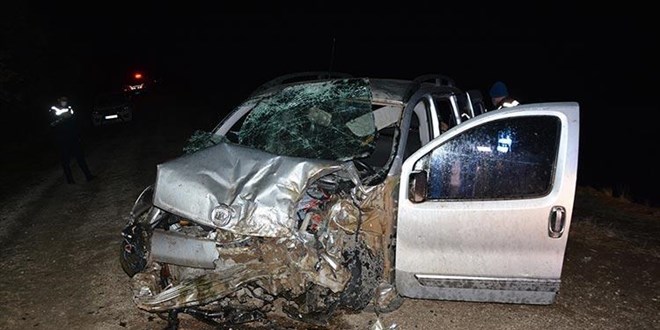 Siverek'te korkun� kaza! Ticari ara� u�uruma d��t�: 1'i bebek 2 �l�, 6 yaral�