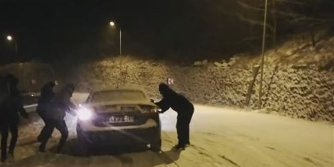 İlçe Milli Eğitim Müdürü'nün aracı karlı yolda zor anlar yaşadı