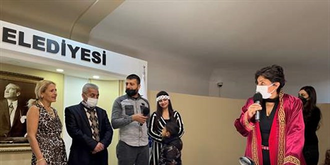 Toplu nikah töreninde babasıyla aynı gün 'evet' dedi
