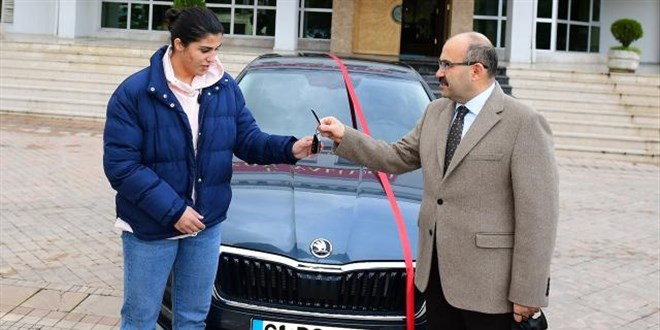 Milli boksör Busenaz Sürmeneli'ye otomobil hediye edildi