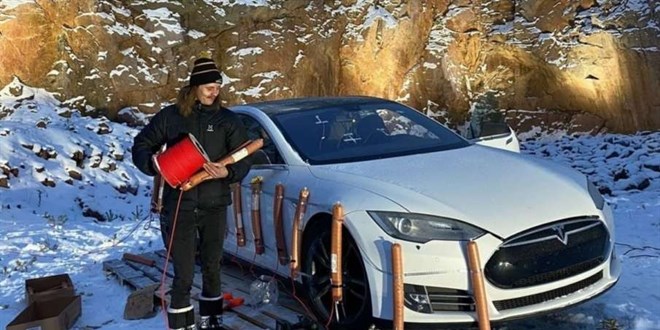 Tesla marka aracını dinamitle patlattı
