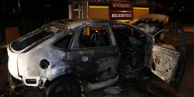 Otomobilinin üzerinde haciz olduğu için ateşe verip yaktı