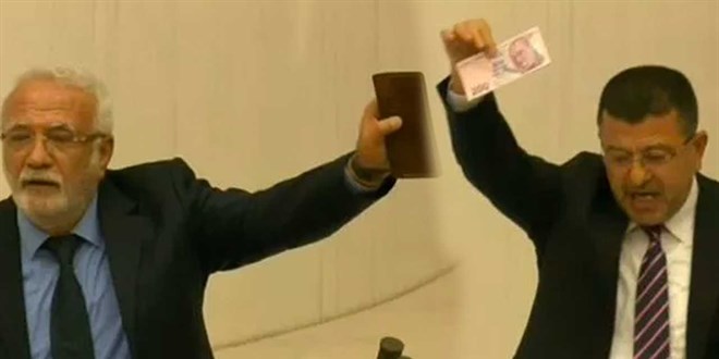 CHP'li Ağbaba cüzdanını kürsüde unuttu, AK Partili Elitaş fırsatı kaçırmadı