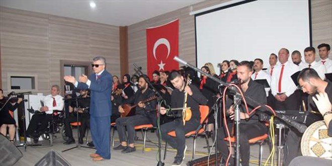 Görme engelli müzik tutkunu öğretmen koro kurdu