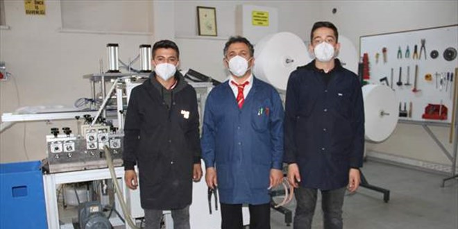 Maske üretim makinesinin bozulmasından bıkan öğrenciler yenisini yaptı